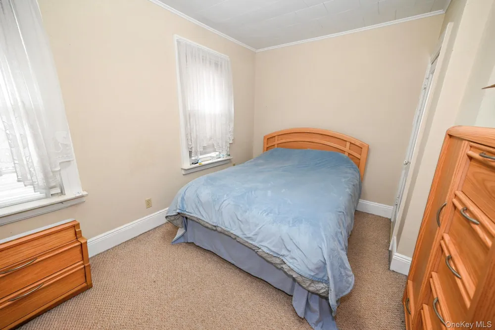 7025 71st Place Glendale, NY 11385