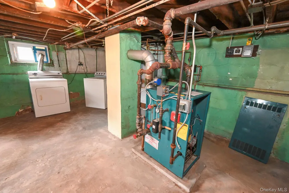 7025 71st Place Glendale, NY 11385