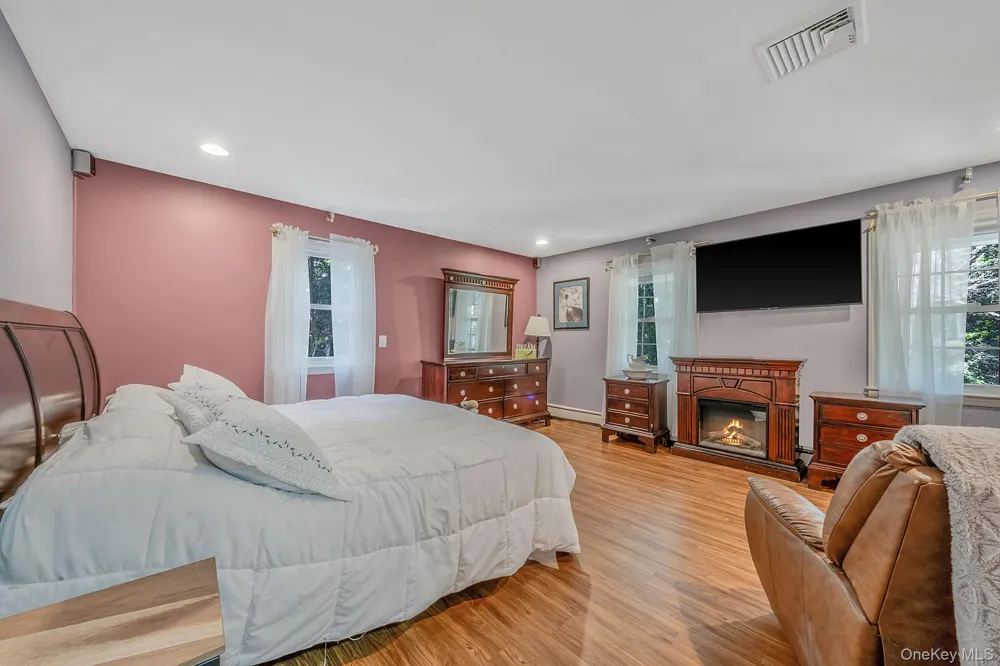 77 Shore Road Mount Sinai, NY 11766