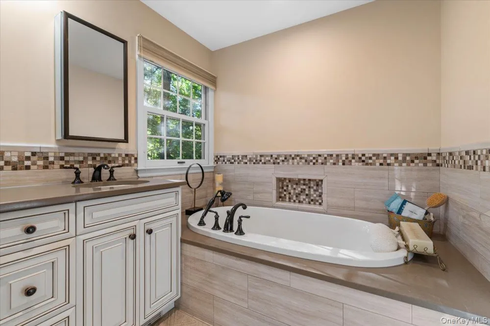 96 Plainview Road Woodbury, NY 11797
