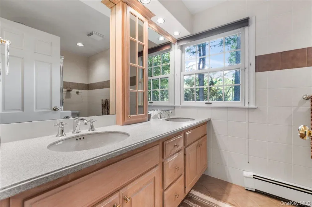 96 Plainview Road Woodbury, NY 11797