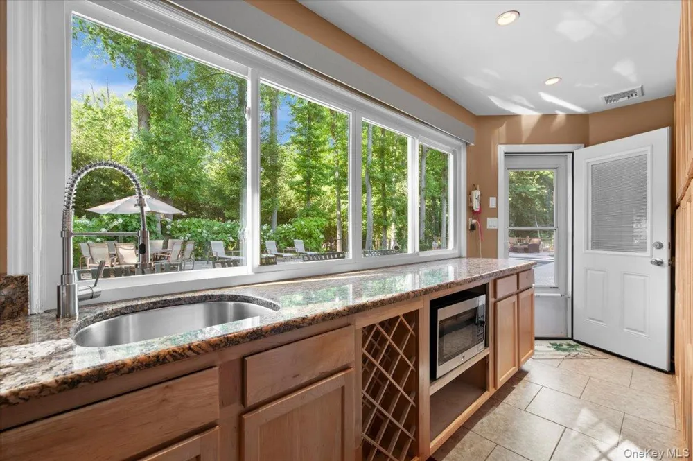 96 Plainview Road Woodbury, NY 11797