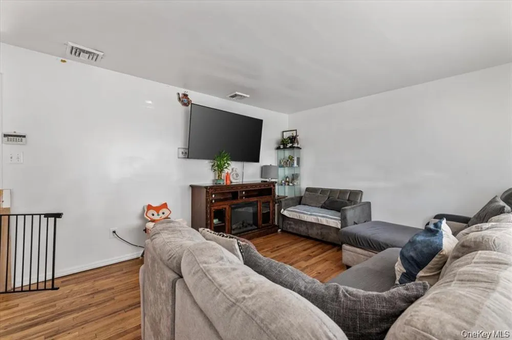 22 Hudson Place Hempstead, NY 11550