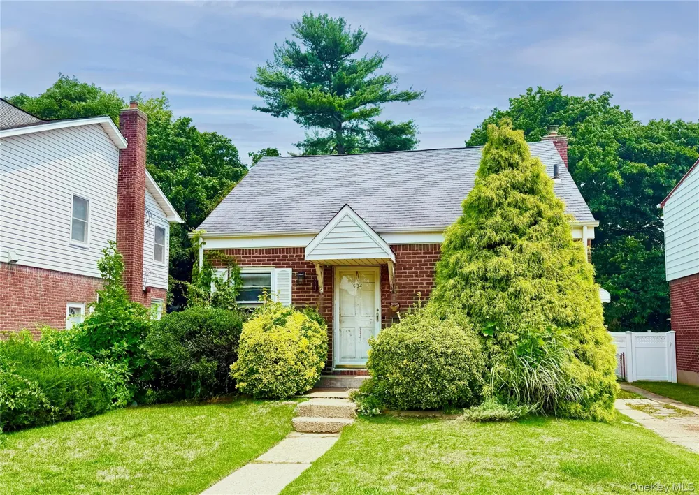 534 Sperry Boulevard New Hyde Park, NY 11040