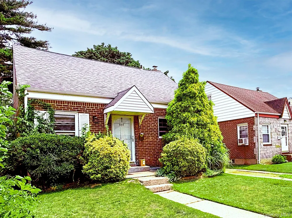 534 Sperry Boulevard New Hyde Park, NY 11040