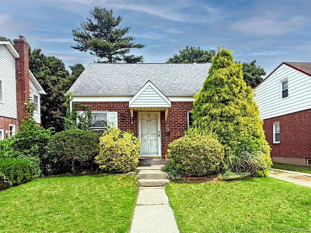 534 Sperry Boulevard New Hyde Park, NY 11040