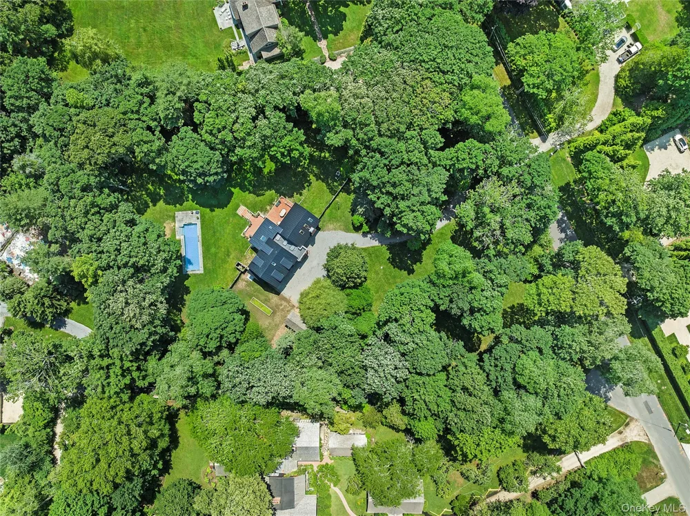 17 Baiting Hollow Road East Hampton, NY 11937