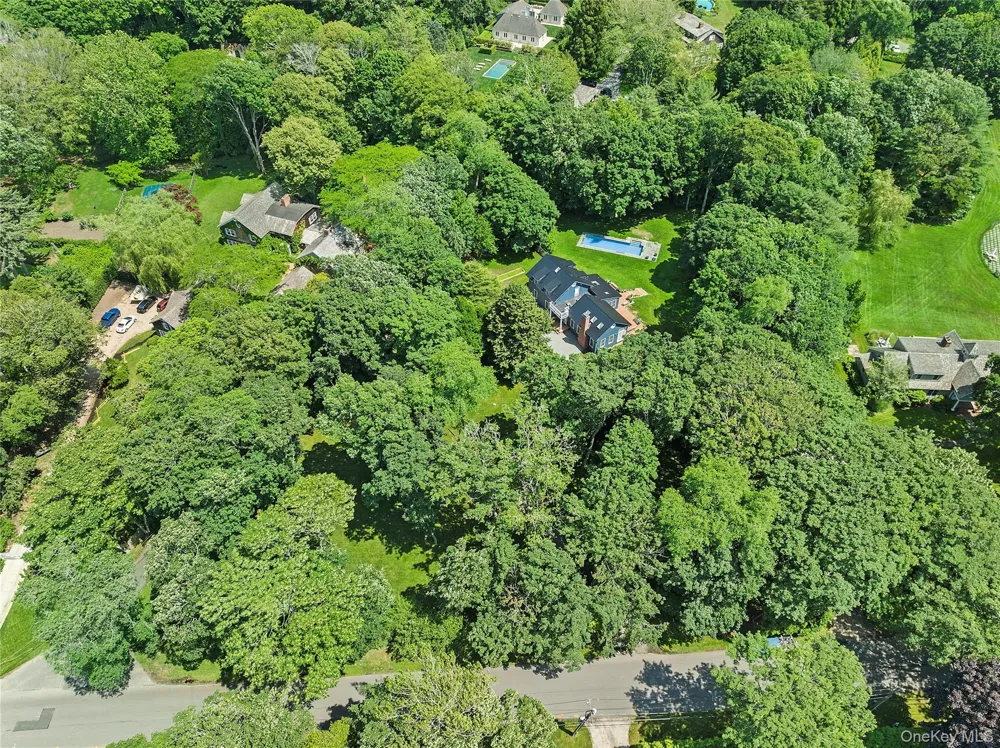 17 Baiting Hollow Road East Hampton, NY 11937