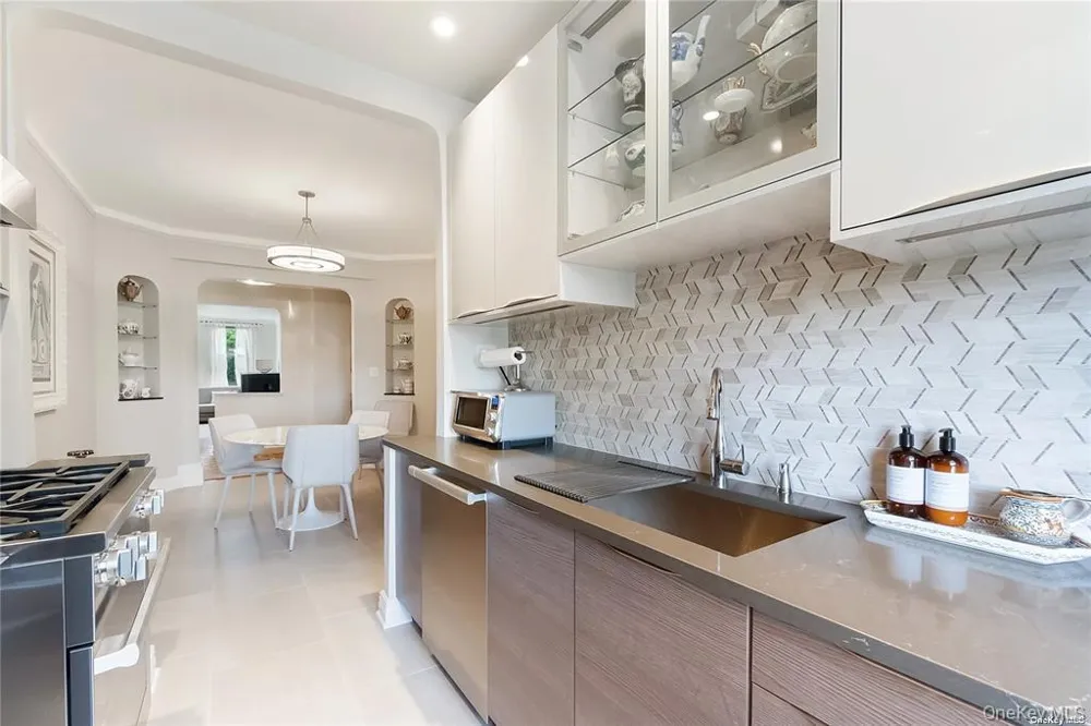 84-51 Beverly Road #6R Kew Gardens, NY 11415