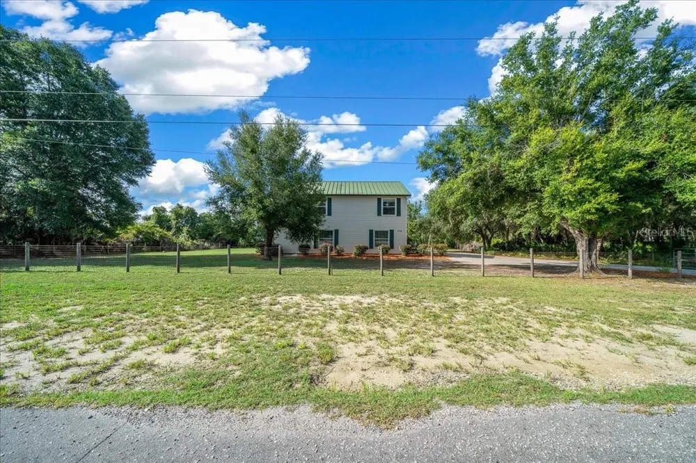 206 MALAUKA RADIAL Ocklawaha, FL 32179