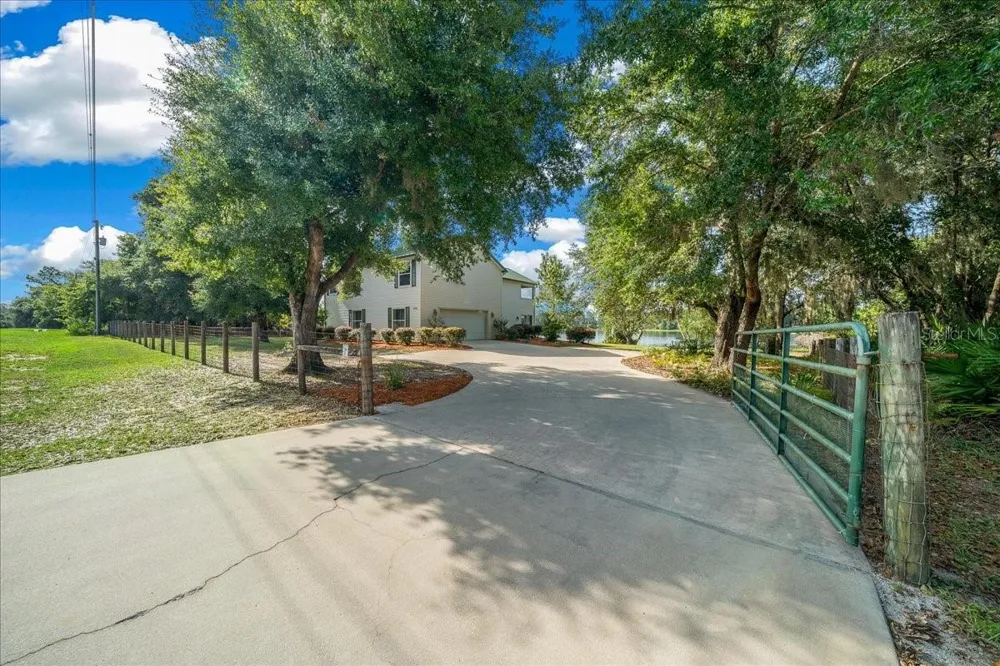 206 MALAUKA RADIAL Ocklawaha, FL 32179