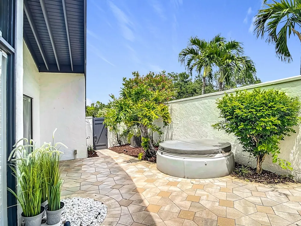780 SARABAY ROAD #16 Osprey, FL 34229
