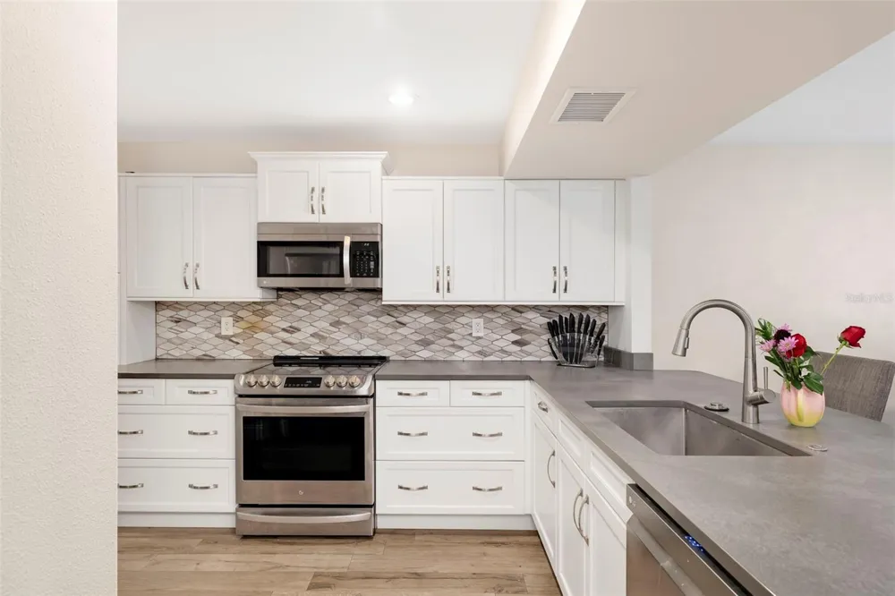 5182 LANCEWOOD DRIVE #14 Sarasota, FL 34232