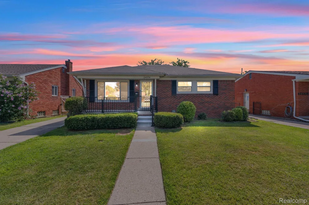 24574 Mabray Avenue Eastpointe City, MI 48021
