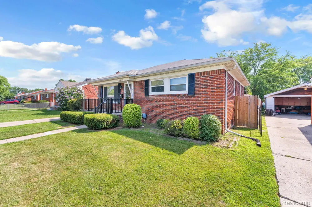 24574 Mabray Avenue Eastpointe City, MI 48021