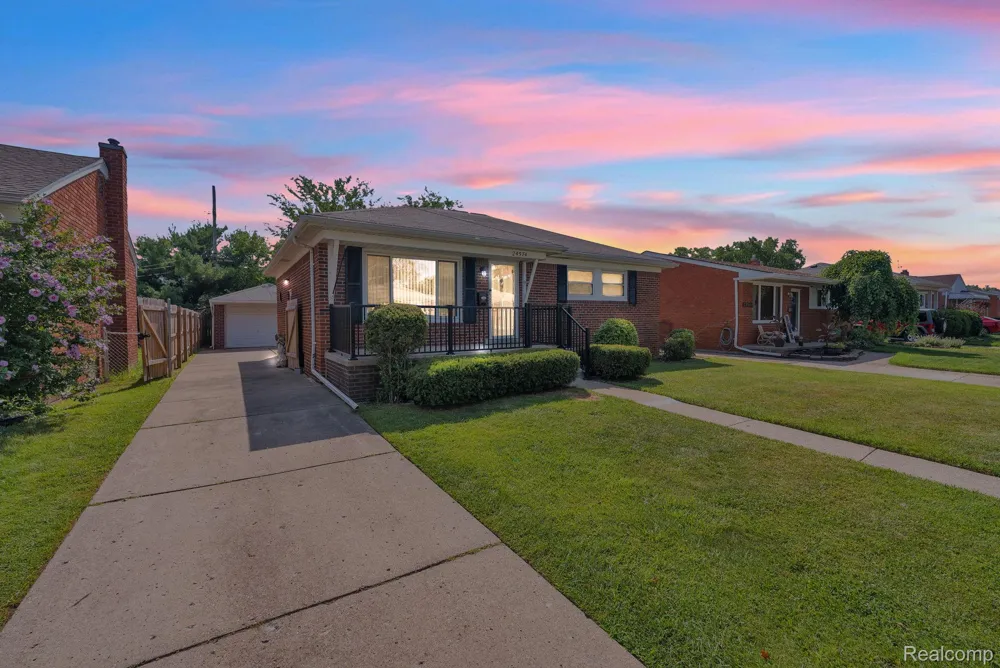 24574 Mabray Avenue Eastpointe City, MI 48021