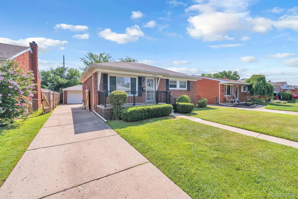 24574 Mabray Avenue Eastpointe City, MI 48021