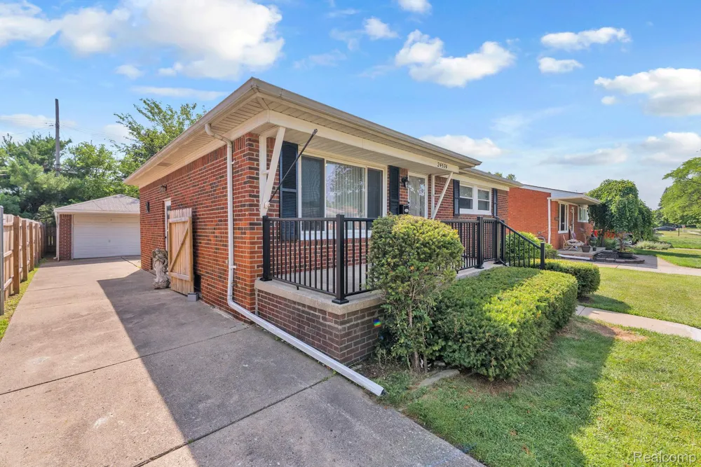 24574 Mabray Avenue Eastpointe City, MI 48021