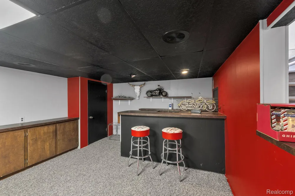 24574 Mabray Avenue Eastpointe City, MI 48021