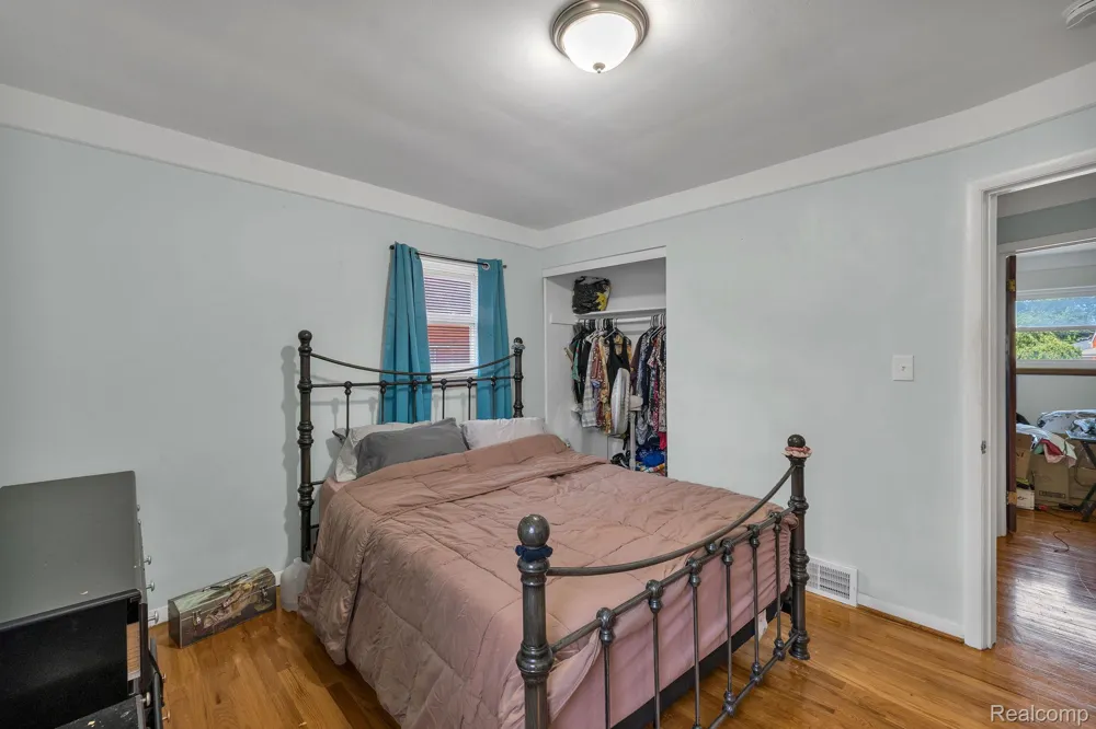 24574 Mabray Avenue Eastpointe City, MI 48021