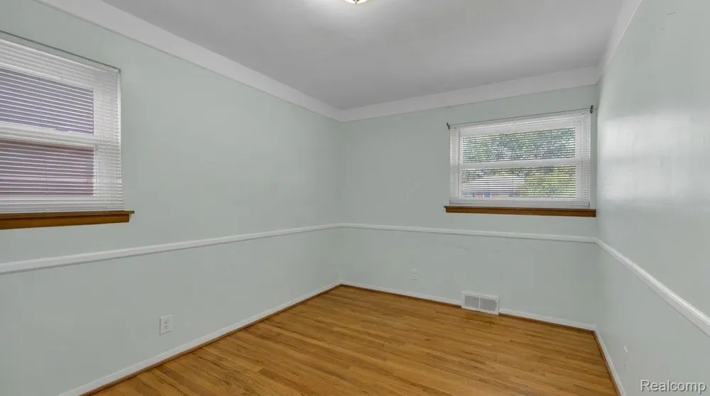 24574 Mabray Avenue Eastpointe City, MI 48021