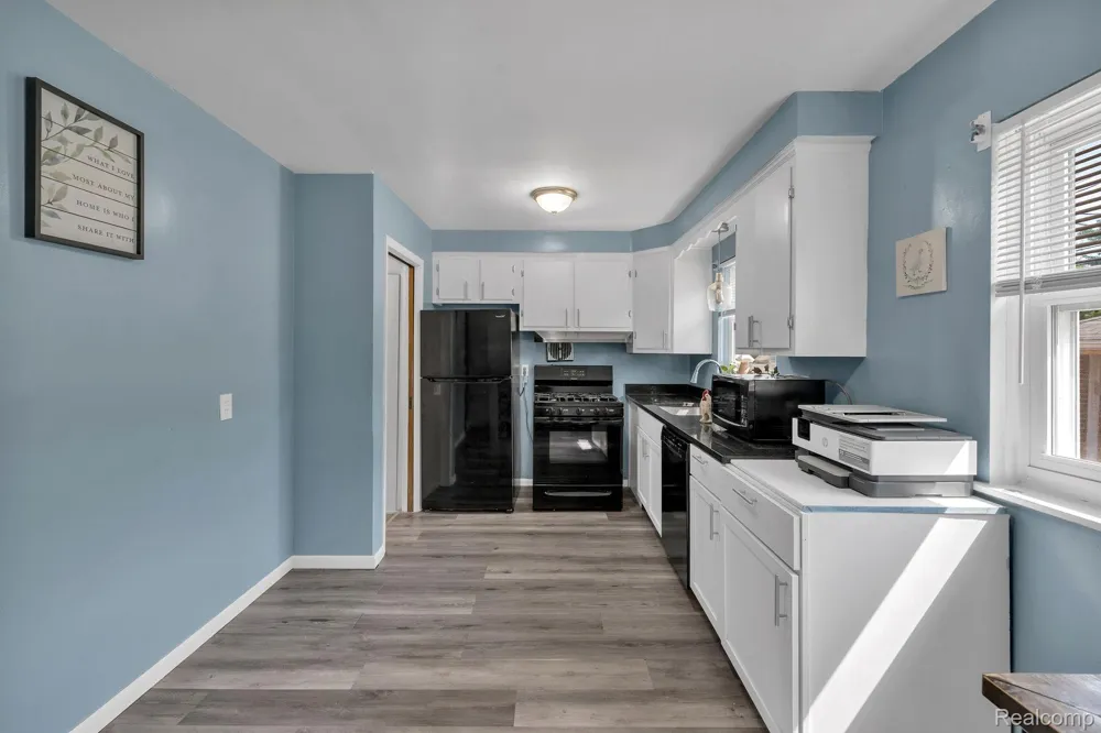 24574 Mabray Avenue Eastpointe City, MI 48021