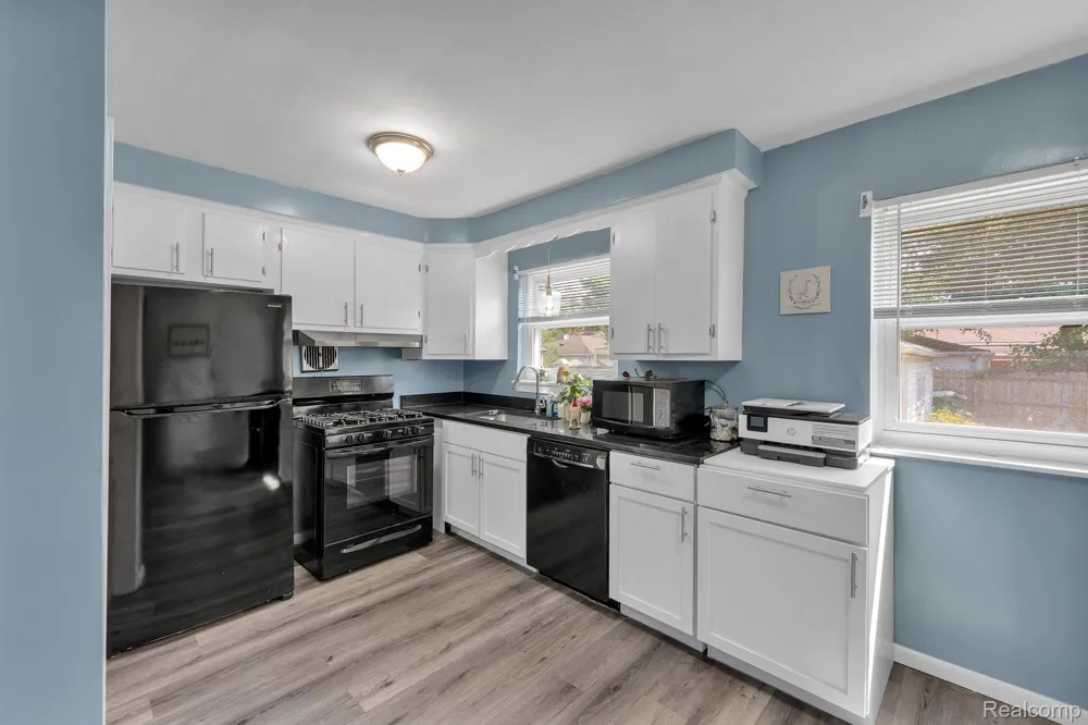 24574 Mabray Avenue Eastpointe City, MI 48021