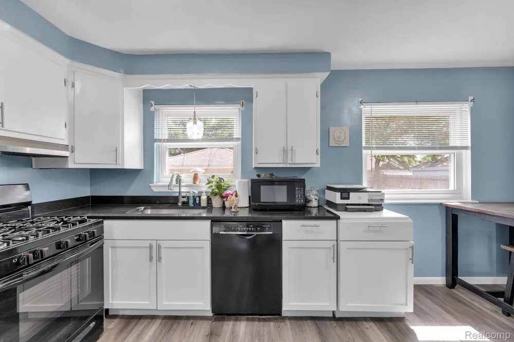 24574 Mabray Avenue Eastpointe City, MI 48021