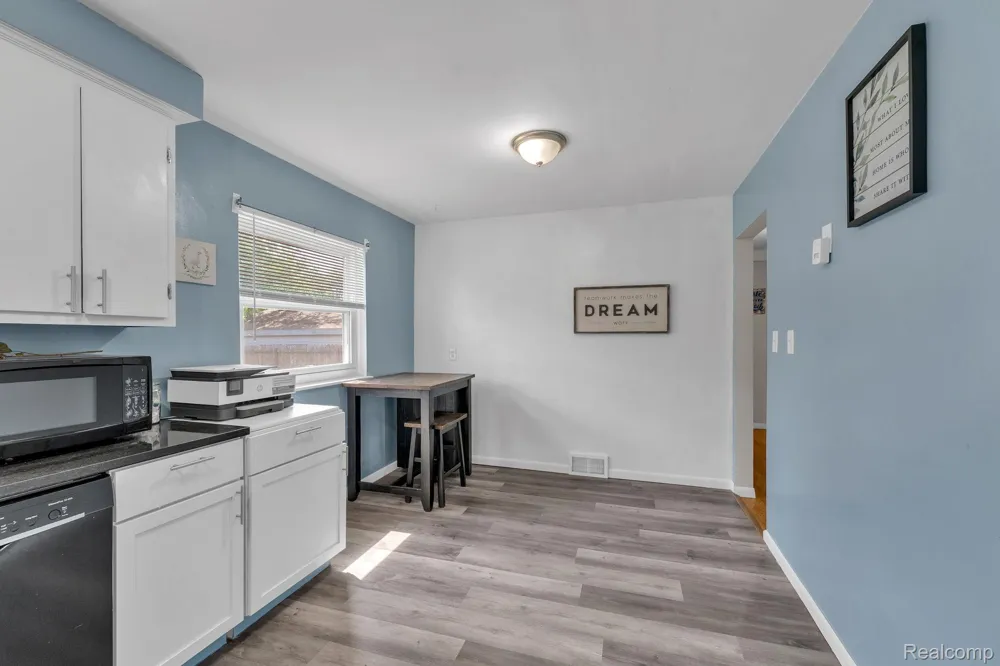 24574 Mabray Avenue Eastpointe City, MI 48021
