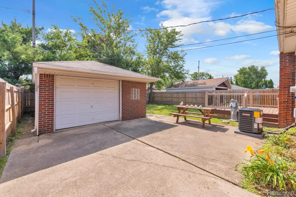 24574 Mabray Avenue Eastpointe City, MI 48021