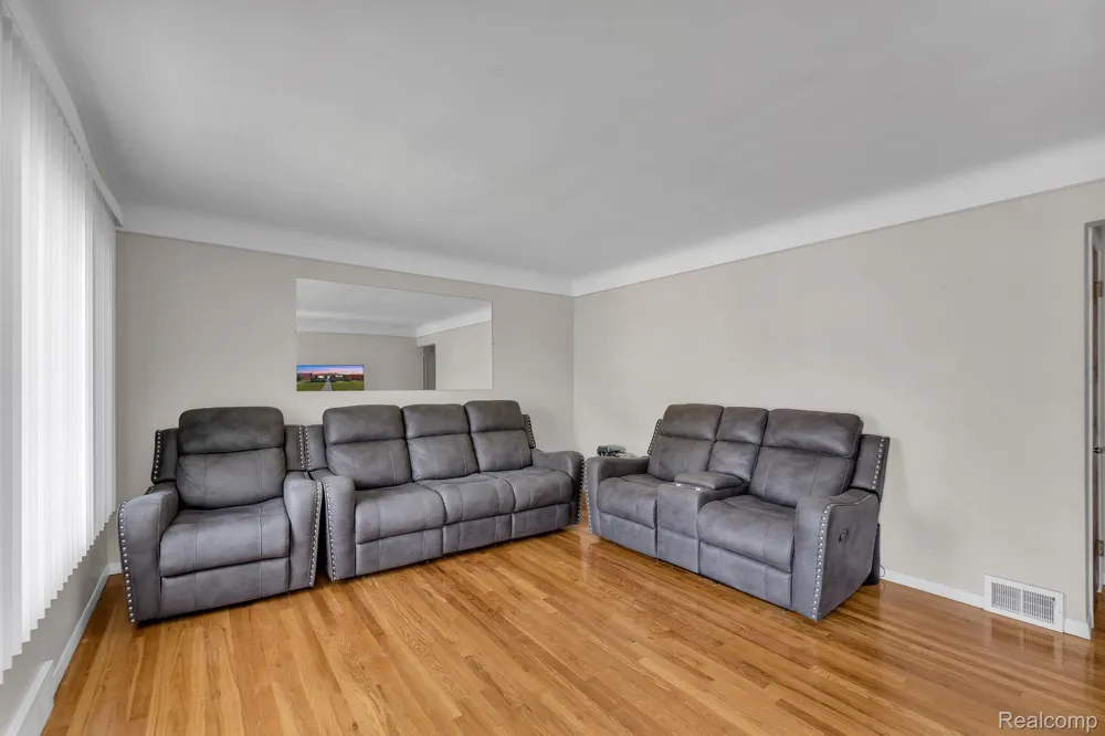 24574 Mabray Avenue Eastpointe City, MI 48021