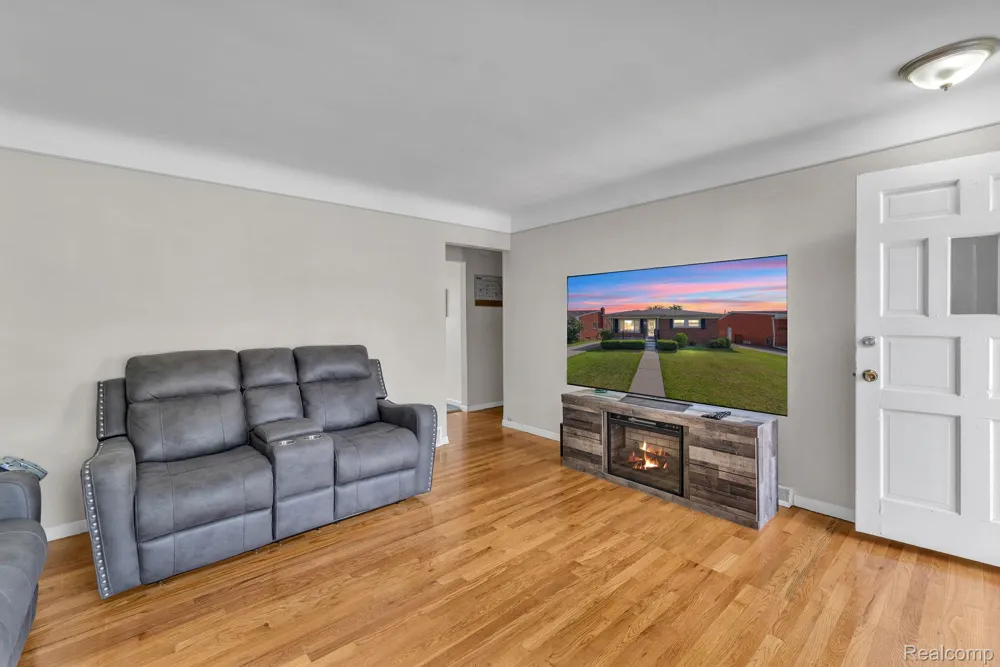 24574 Mabray Avenue Eastpointe City, MI 48021