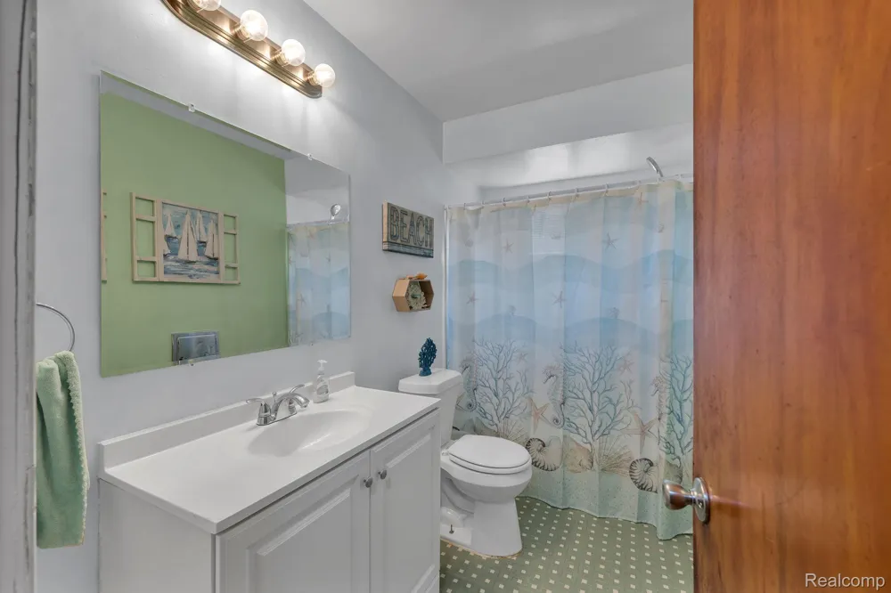 24574 Mabray Avenue Eastpointe City, MI 48021