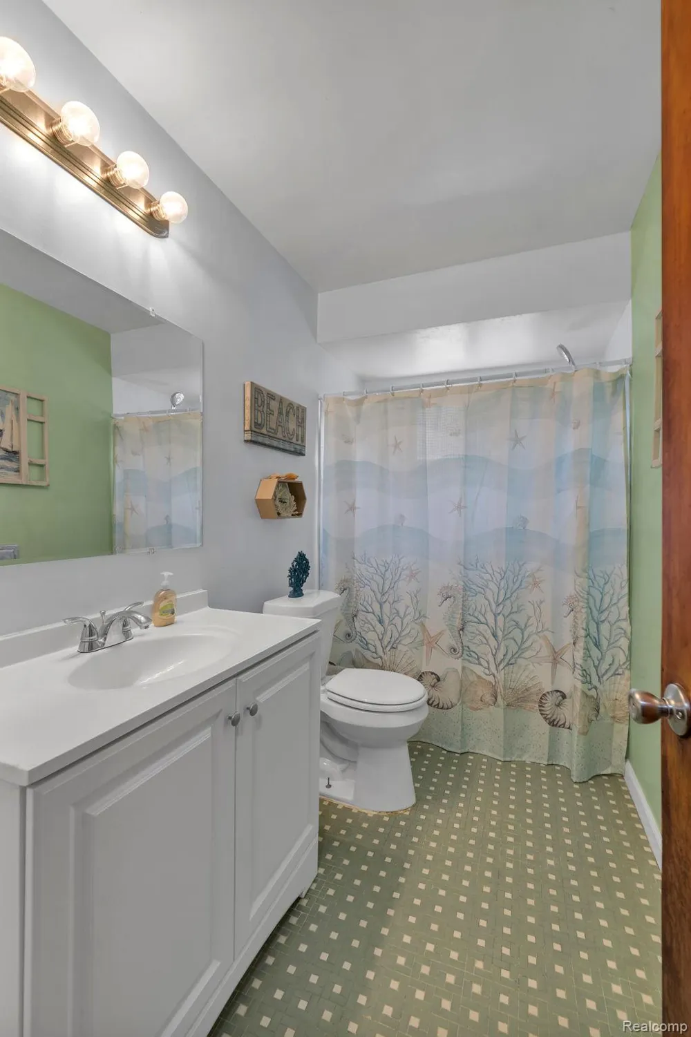 24574 Mabray Avenue Eastpointe City, MI 48021