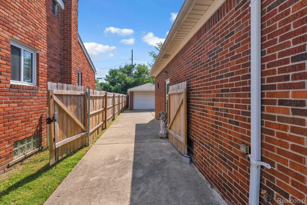 24574 Mabray Avenue Eastpointe City, MI 48021