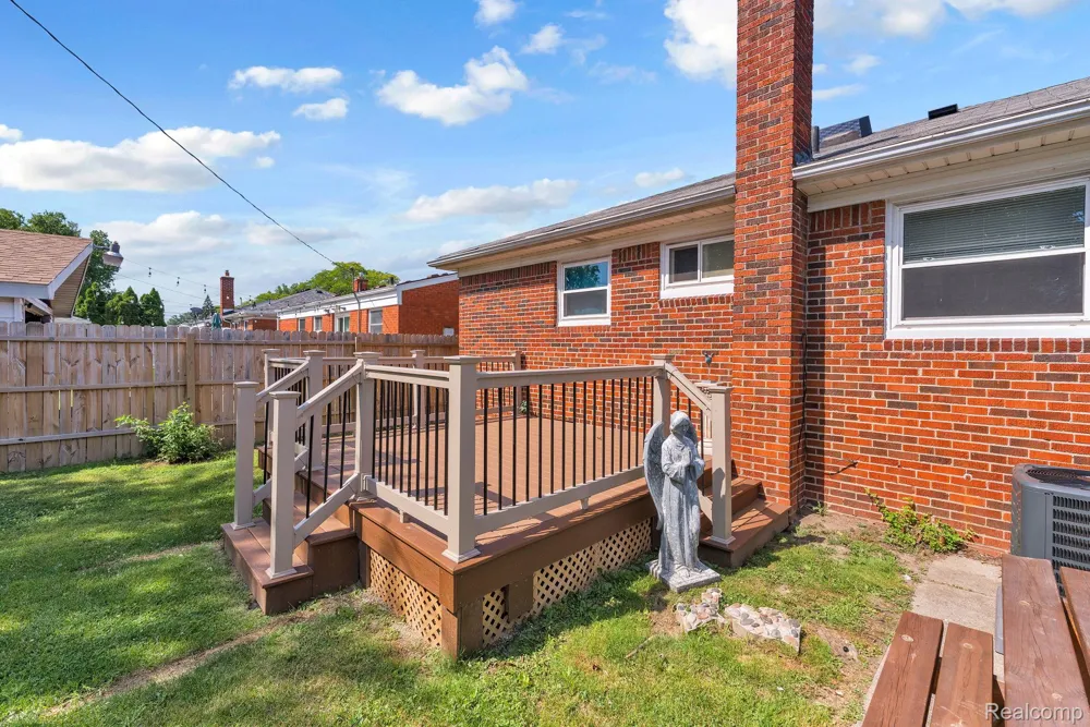 24574 Mabray Avenue Eastpointe City, MI 48021