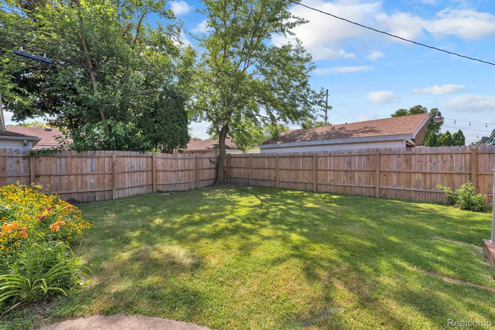 24574 Mabray Avenue Eastpointe City, MI 48021