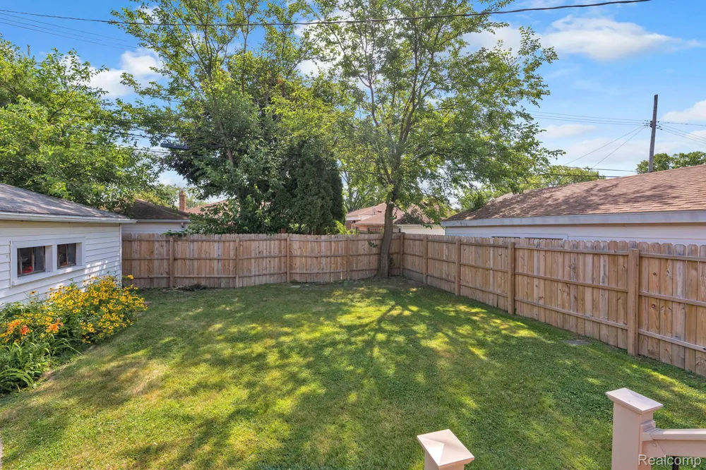 24574 Mabray Avenue Eastpointe City, MI 48021