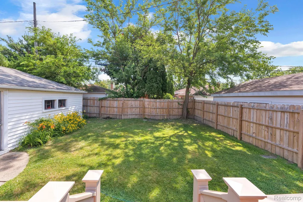 24574 Mabray Avenue Eastpointe City, MI 48021