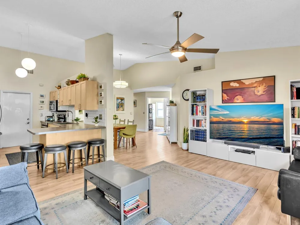 8 Hawthorne Lane Boynton Beach, FL 33426