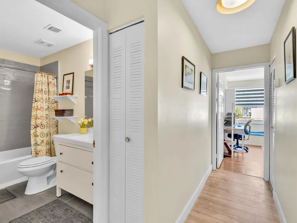 8 Hawthorne Lane Boynton Beach, FL 33426