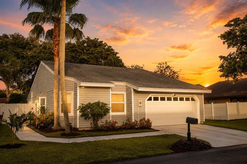 8 Hawthorne Lane Boynton Beach, FL 33426