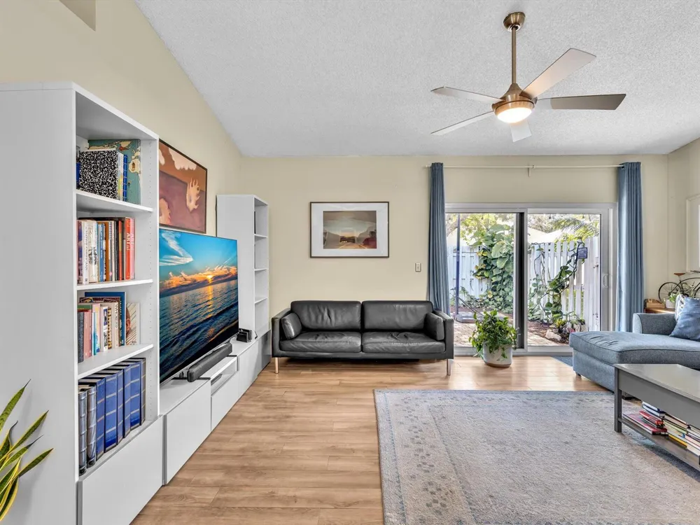 8 Hawthorne Lane Boynton Beach, FL 33426
