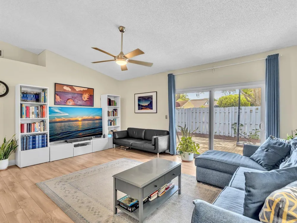 8 Hawthorne Lane Boynton Beach, FL 33426