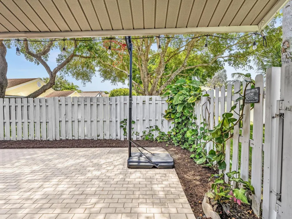 8 Hawthorne Lane Boynton Beach, FL 33426