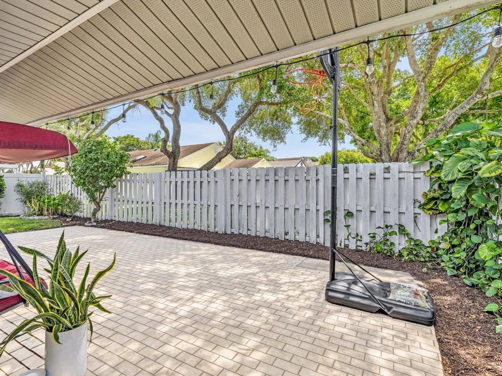 8 Hawthorne Lane Boynton Beach, FL 33426