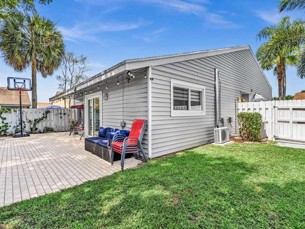 8 Hawthorne Lane Boynton Beach, FL 33426