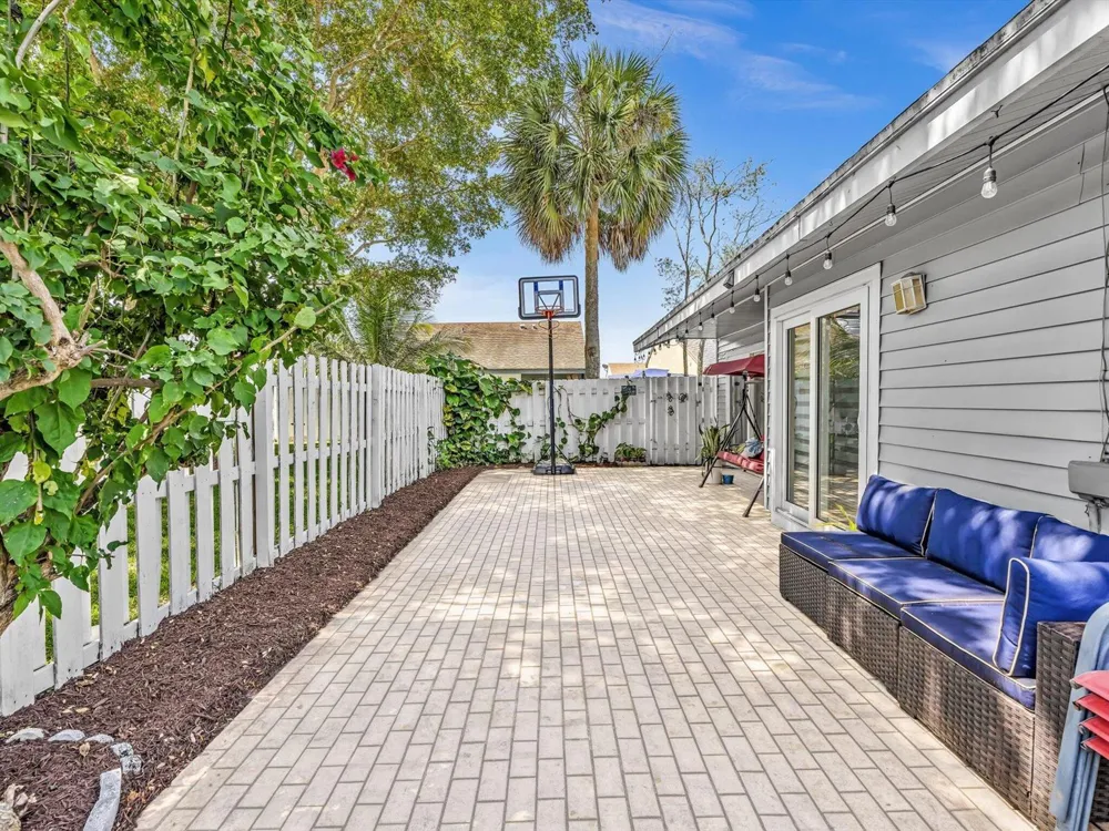 8 Hawthorne Lane Boynton Beach, FL 33426