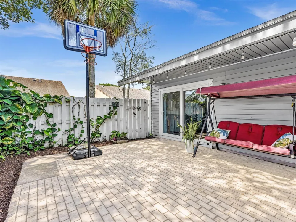 8 Hawthorne Lane Boynton Beach, FL 33426