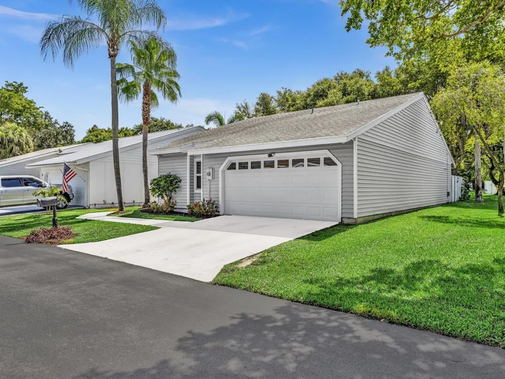 8 Hawthorne Lane Boynton Beach, FL 33426